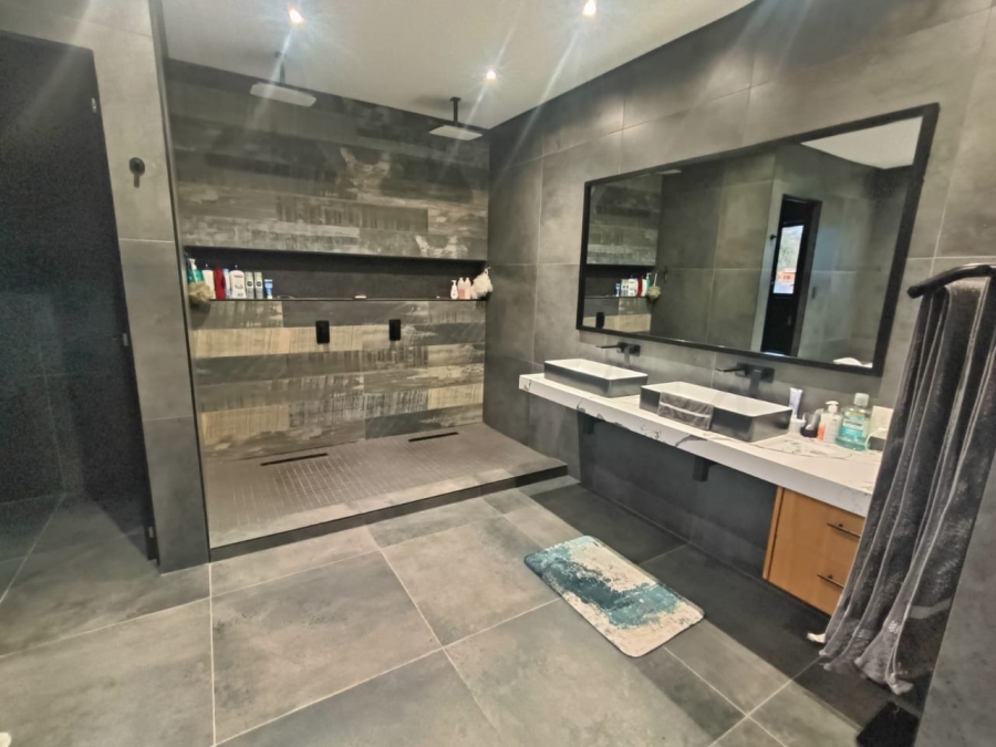 6 Bedroom Property for Sale in Elim Western Cape